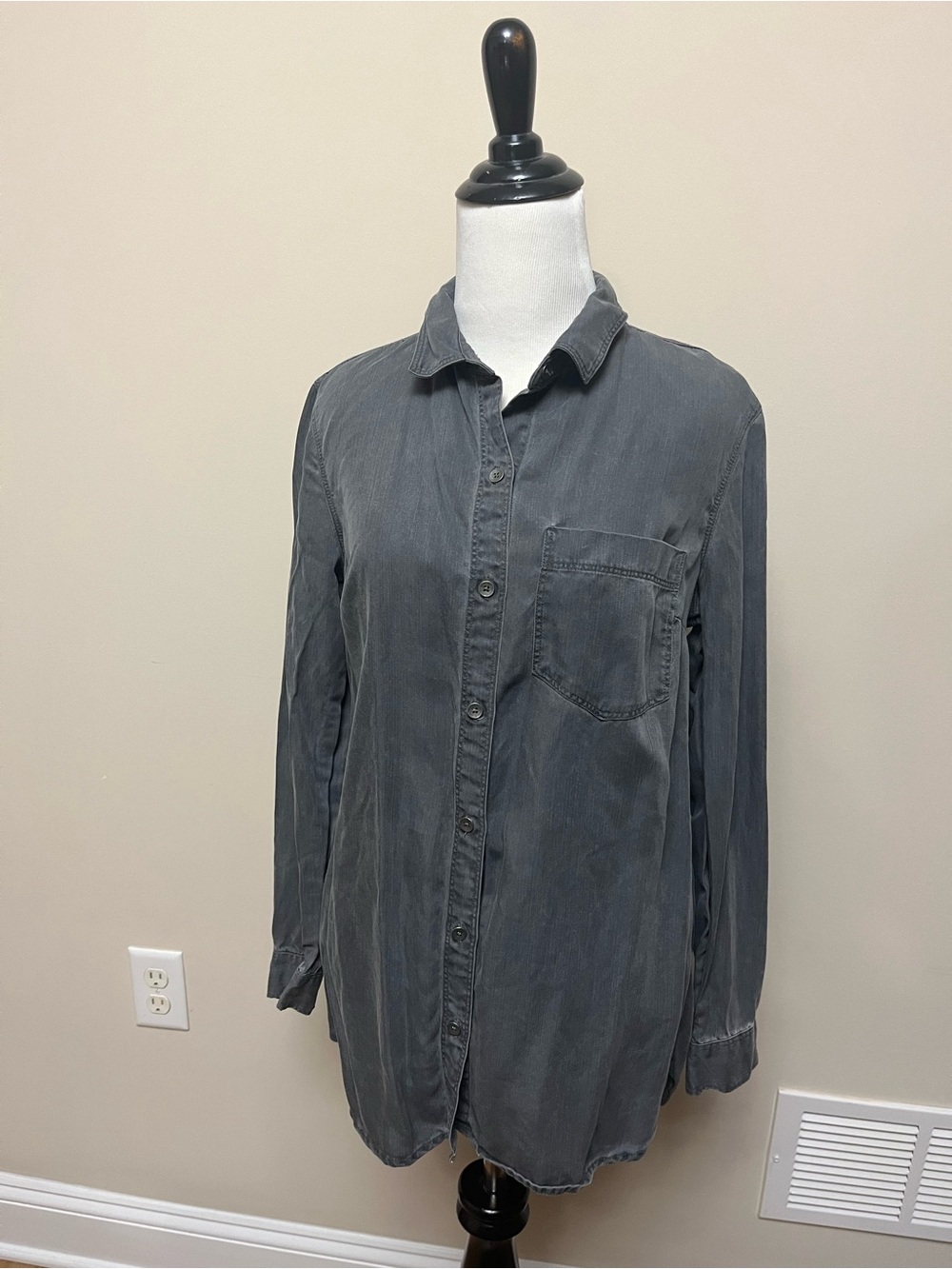 Women’s Washed Charcoal Long-Sleeve Button-Up Shirt